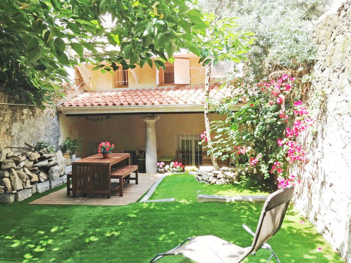 For rent Rental Apartment Cassis center of the village with private garden