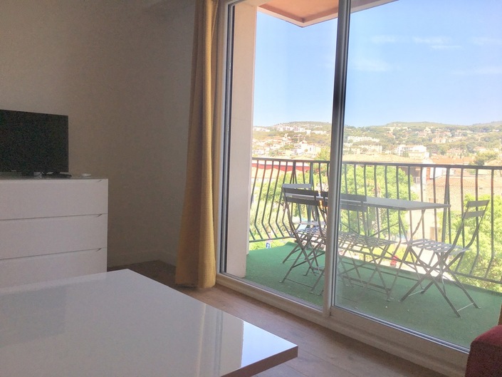 For rent Rental Apartment T4 entirely renovated. CASSIS