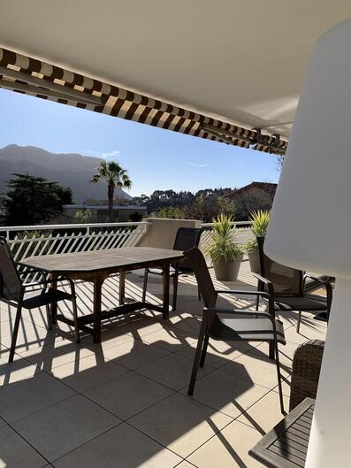 Location BEAU T2 AVEC GRANDE TERRASSE EN VILLE, VUE CANAILLE ET CHATEAU, GARAGE FERME