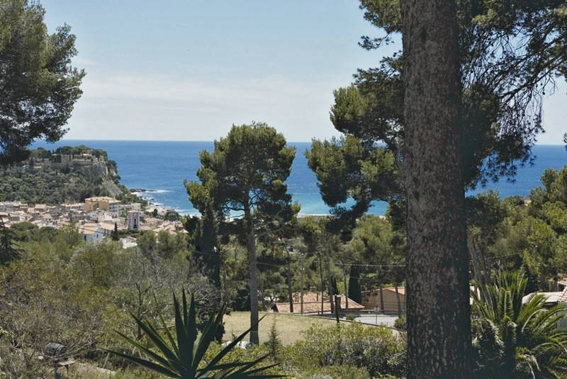 Vente rdc de villa T4/5 CASSIS Vue mer, jardin, dpendances, prox du port 