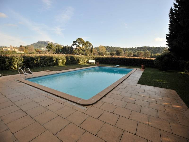 Vente  mas en campagne T6 Cassis piscine, vue dgage, grand terrain, garage, dpendance