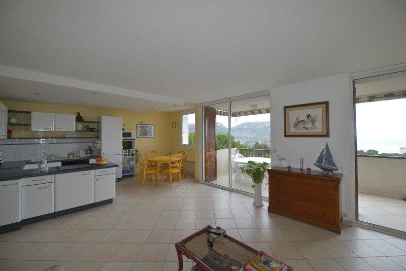 Vente T2+ cassis proximit plage du bestouan et du port de cassis vue mer, terrasse, pkg privatif