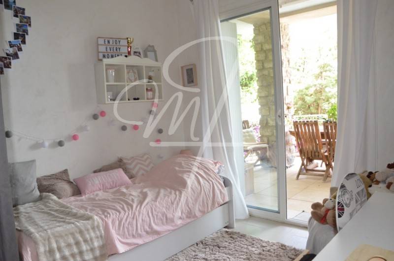 cette chambre est dote de placard et ouvre sur une terrasse