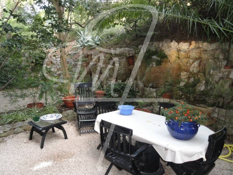 Cet appartement offre  un jardin privatif qui permet de déjeuner dans des ambiances plus fraiches l'été et faire la sieste à l'ombre du palmier