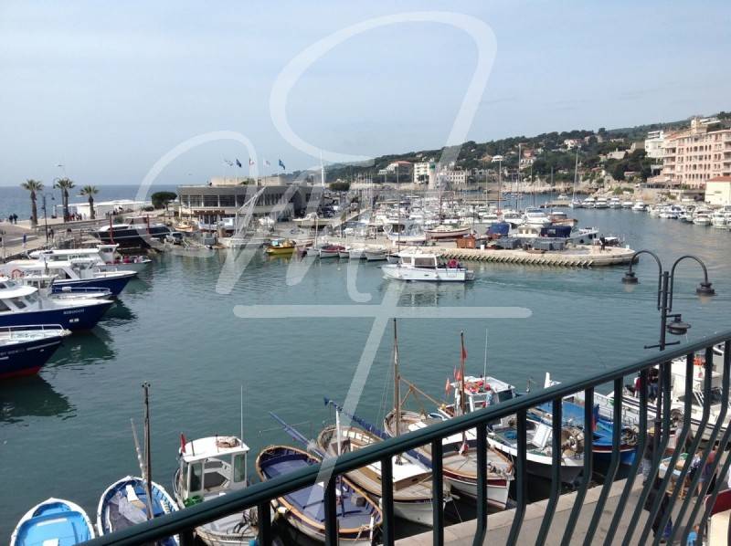 Vous recherchez un appartement plus grand en premire ligne sur le port, l'agence falque vous propose ce duplex: http://www.agencefalque.fr/details-vente duplex t5 cassis 13260 port vue mer-460.html