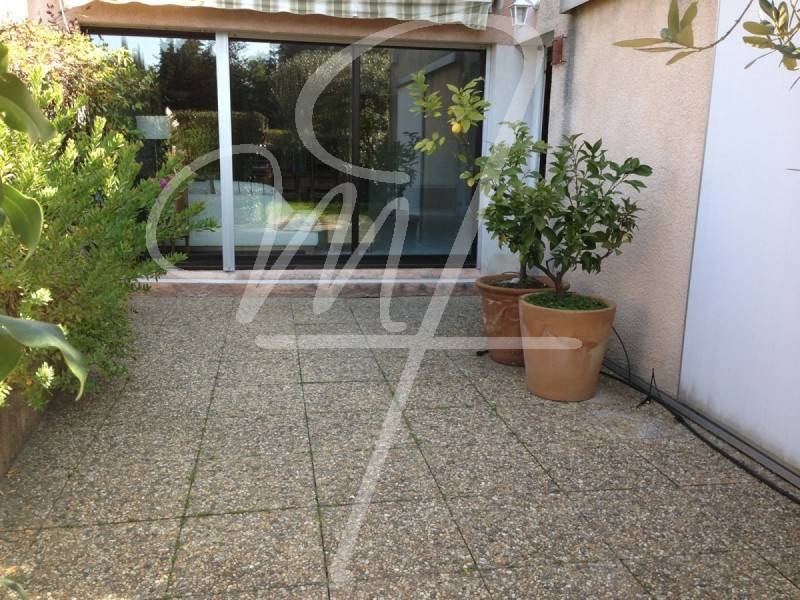 Vente rez de jardin T2+ cassis prox commerces terrasse, garage, piscine